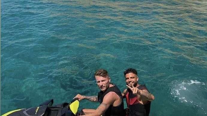 Ibiza, la vacanza di Immobile e Insigne continua: giro in moto d'acqua - FOTO