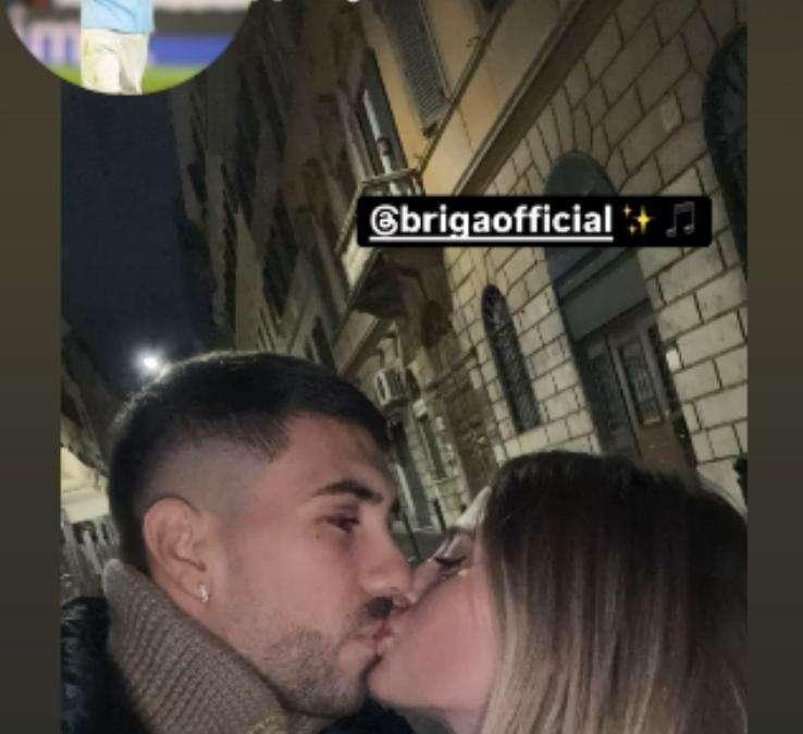 Lazio, un Zaccagni romantico: il bacio con la sua Chiara e la canzone di Briga