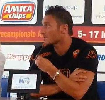 Un fantasma si aggira per Brunico: la conferenza stampa di Totti - VIDEO 