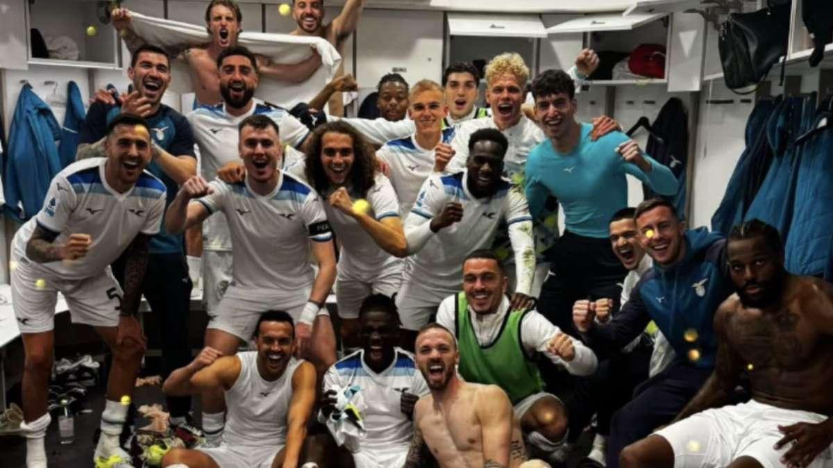 Lazio, festa a San Siro: lo scatto dopo la vittoria sul Milan - FOTO