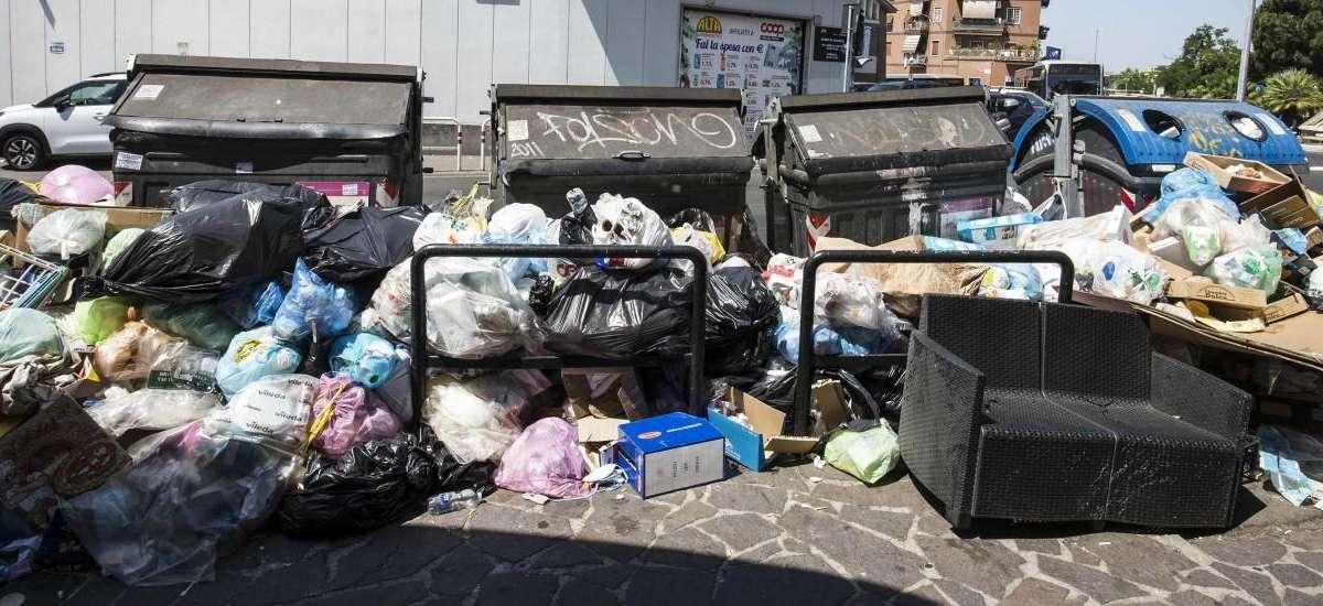 Politica / Rifiuti Roma, i presidi: "Siamo al limite, pronti a chiusura scuole"