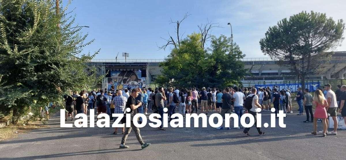 Lazio, i tifosi navigano il Tevere in barca per lo Stadio Flaminio - FOTO