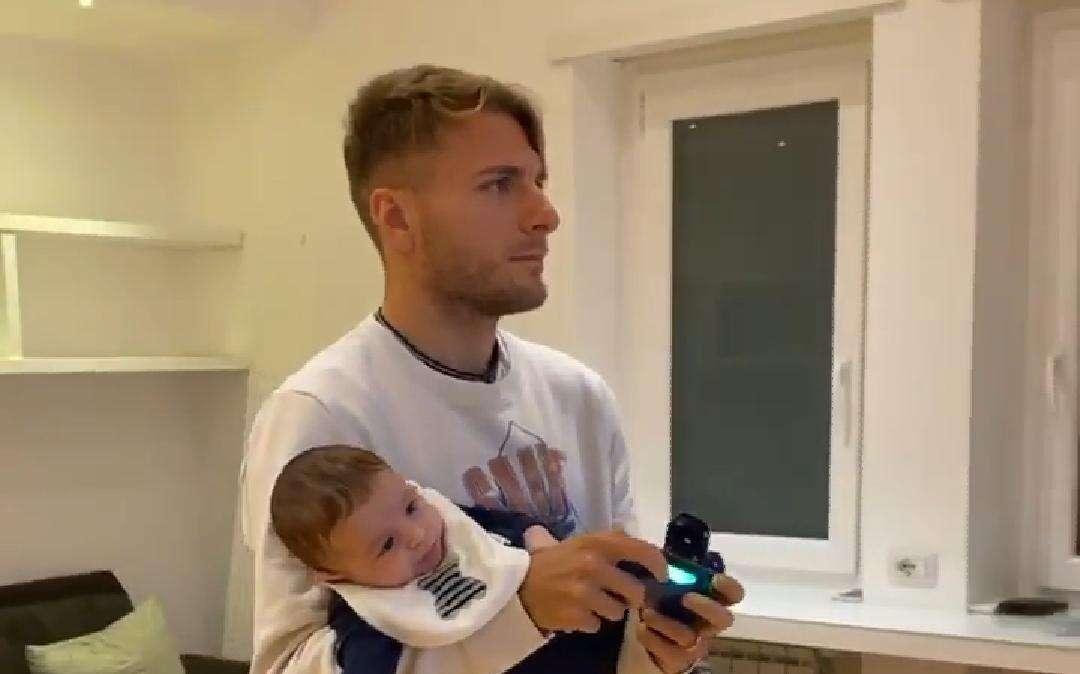 Lazio, Mattia in braccio e joystick in mano: Immobile è "malato" di PlayStation - VD