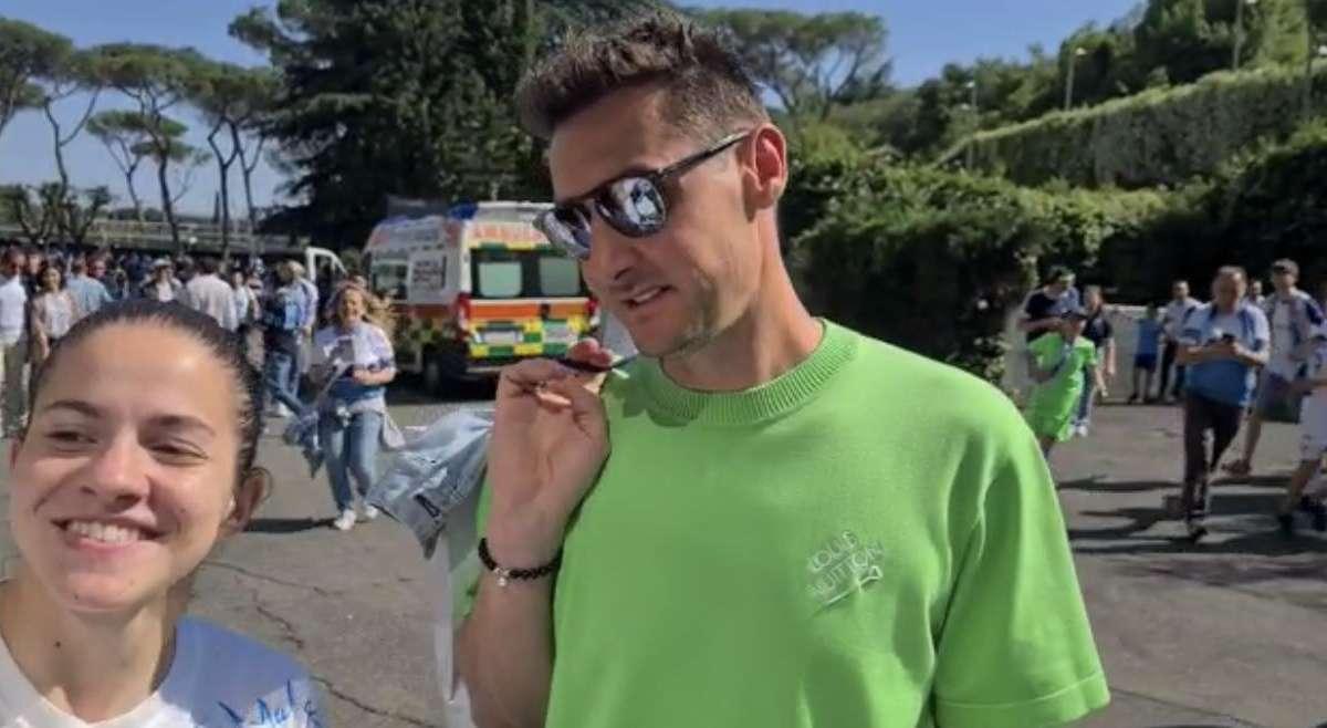 Lazio, siparietto Klose-Lulic con i tifosi: cosa è successo all'Olimpico - VIDEO