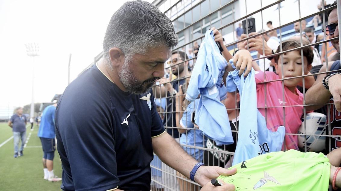 Lazio, cori per Gattuso: il tecnico firma gli autografi a fine seduta