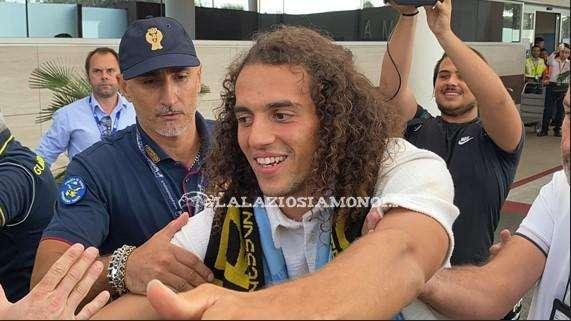 Lazio, Guendouzi arrivato a Ciampino: tifosi in delirio - FOTO&VIDEO