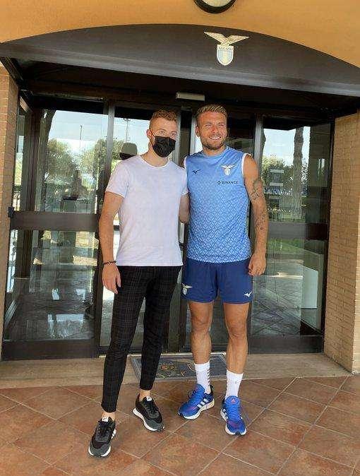 Lazio, incontro commovente a Formello tra un tifoso e Immobile - FOTO