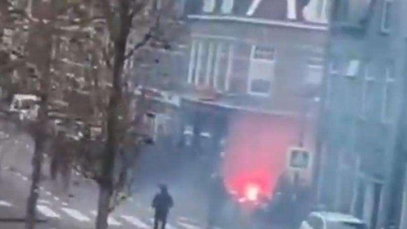 Panico ad Alkmaar: i tifosi dell'Ajax distruggono un bar in città - VIDEO
