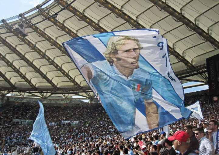 Cecco sventola e vive in Curva Nord!