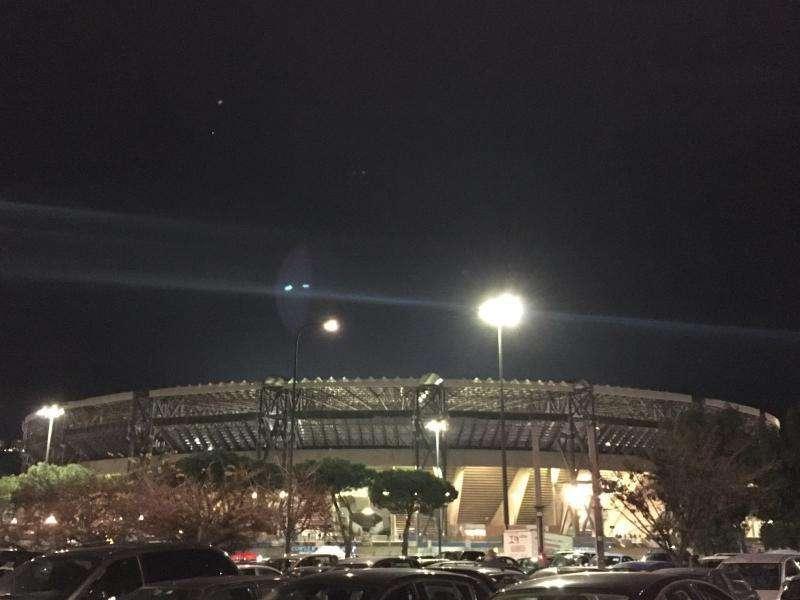 Napoli, lancio di uova sul pullman della Lazio 