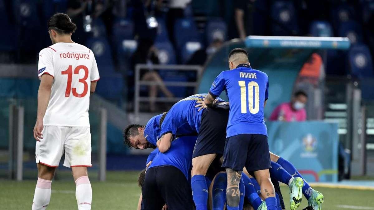 Italia - Svizzera, Tommaso Paradiso esulta per il gol di Immobile - FOTO