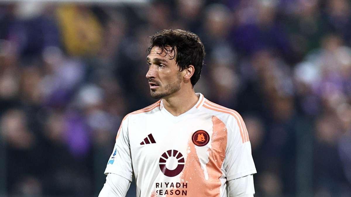Roma, Hummels punta la Lazio: il messaggio social - FOTO
