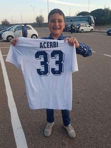 Lazio, e maglia fu: Acerbi esaudisce il desiderio del piccolo tifoso - FOTO