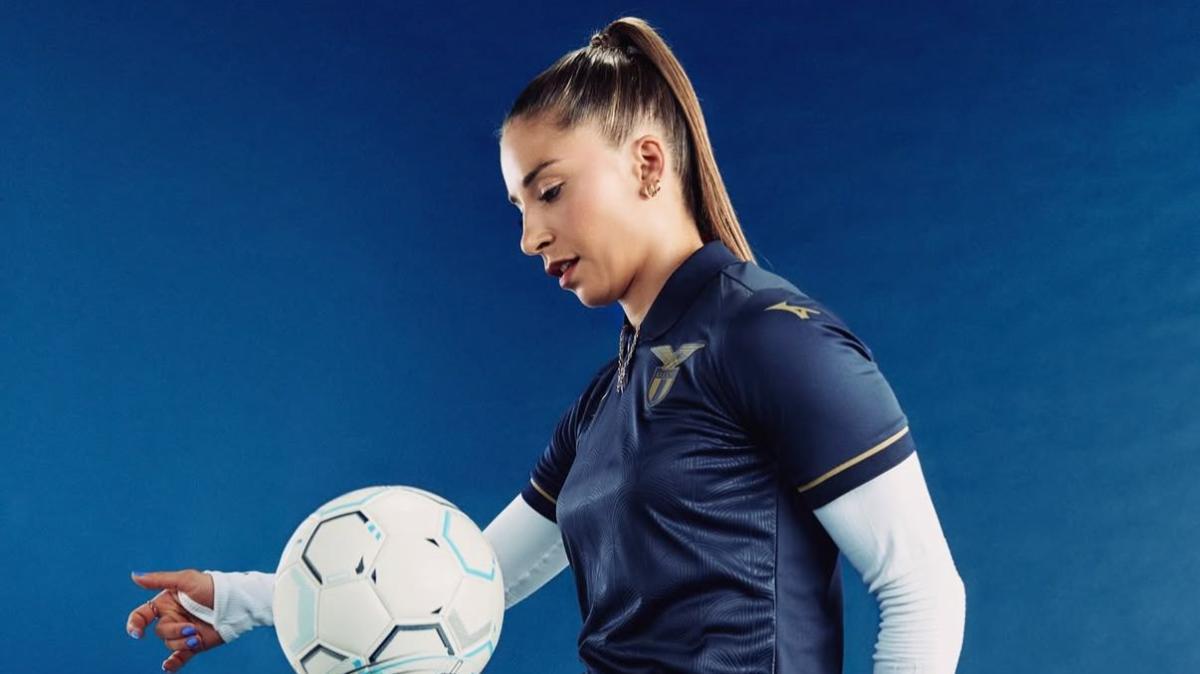 GALLERY - Lazio, la maglia 'Third': maglia blu con stemma oro - FOTO