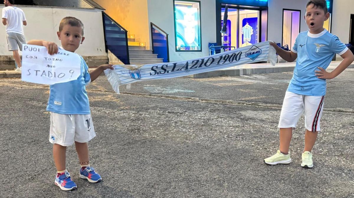 Lazio, il papà e lo zio di Thomas: “Il cartello del Fersini? I nostri figli meritano di sognare”