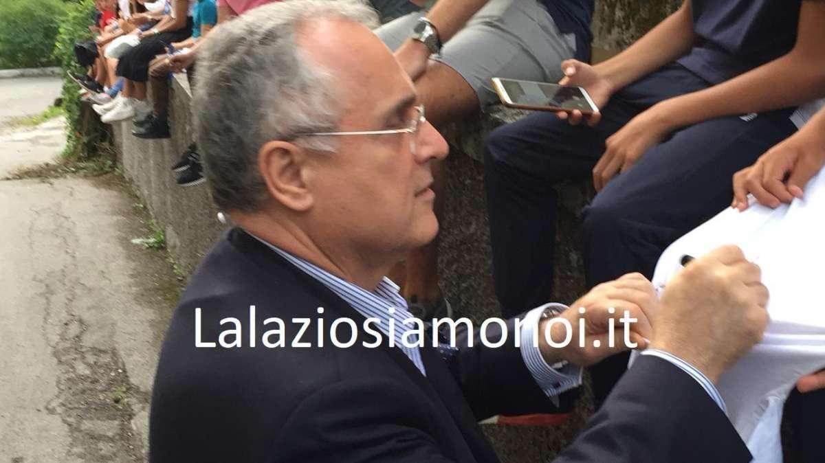 RITIRO LAZIO, GIORNO 8 - Lotito arriva all'Hotel Auronzo: foto e autografi per tutti - FT