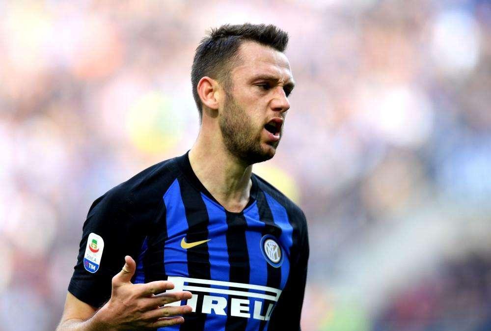 Inter, de Vrij condanna i nerazzurri in Europa: reazioni social contro l'olandese - FOTO