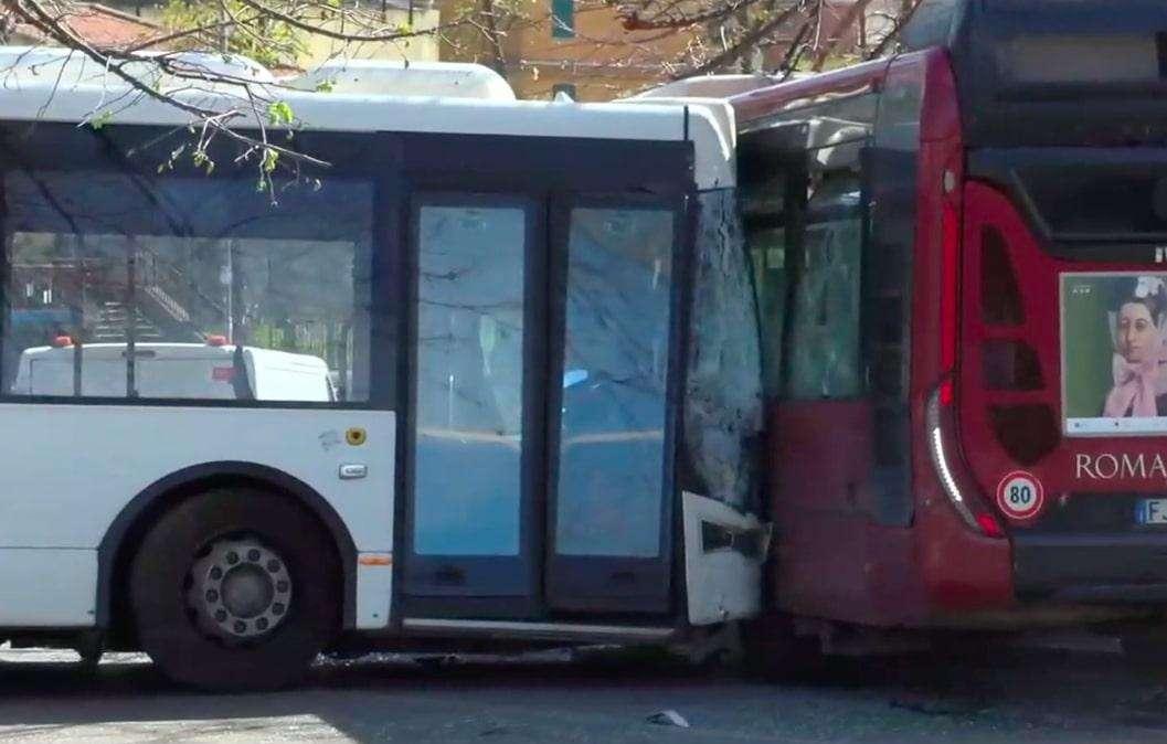 Roma, grave incidente tra bus Tpl e Atac: diversi feriti, alcuni in codice rosso