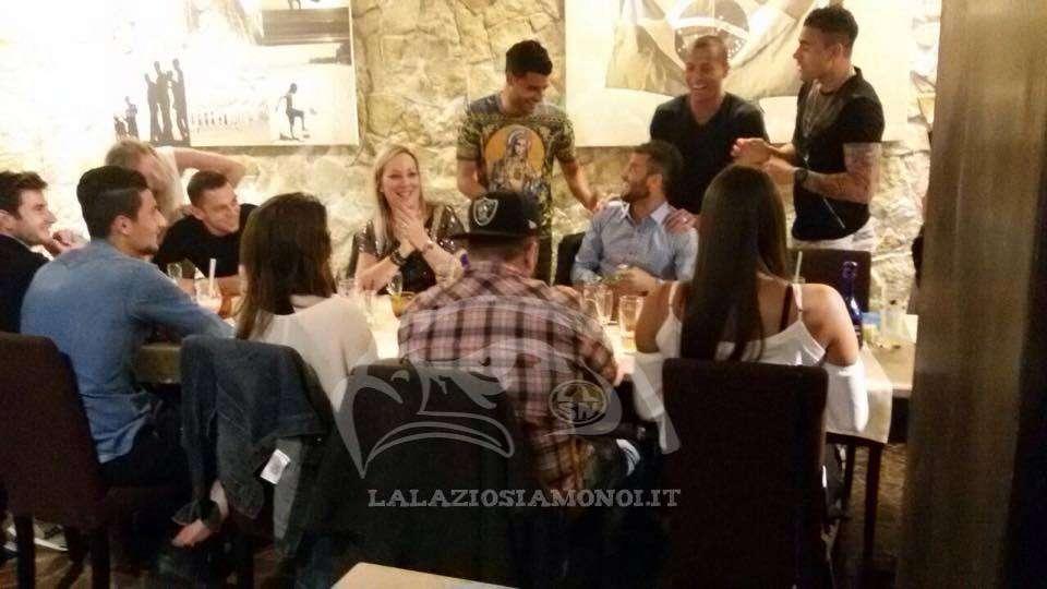 Tanti auguri Felipe! Il brasiliano a cena con i compagni. Anche Kozak gli invia un messaggio... - FOTO