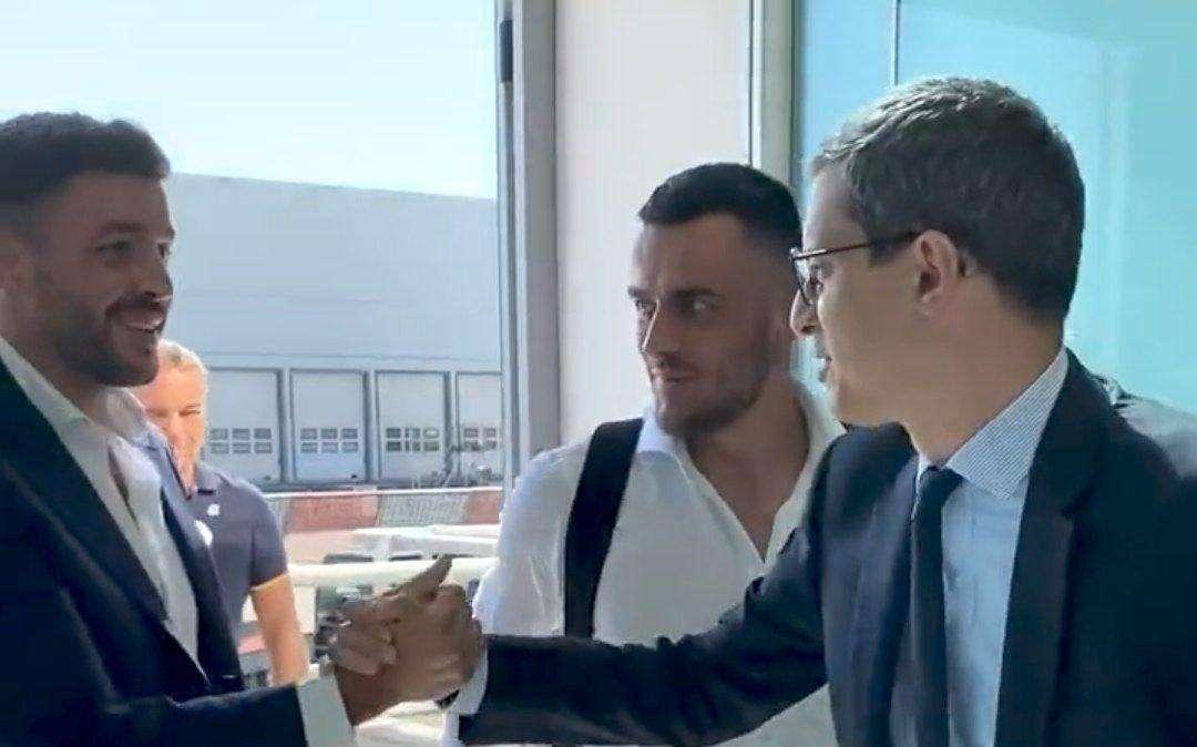 Juventus, Kostic arriva a Torino accompagnato da un ex Lazio: ecco chi - VIDEO