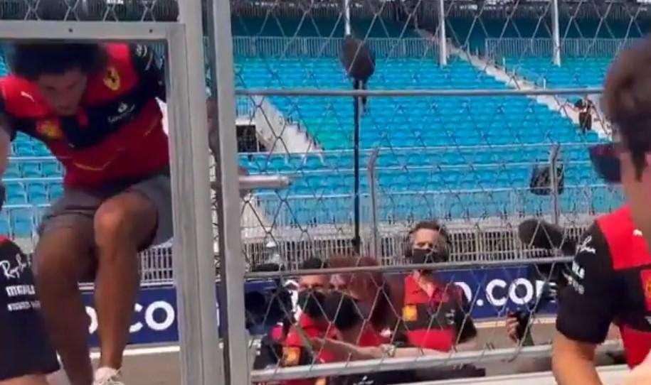 F1 | Ferrari, Sainz subito sfortunato a Miami: craniata in pista e tanto dolore