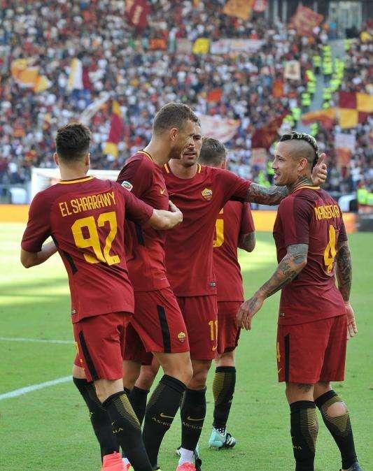Champions League, un tifoso del Qarabag accoglie la Roma a Baku: "Forza Lazio!"