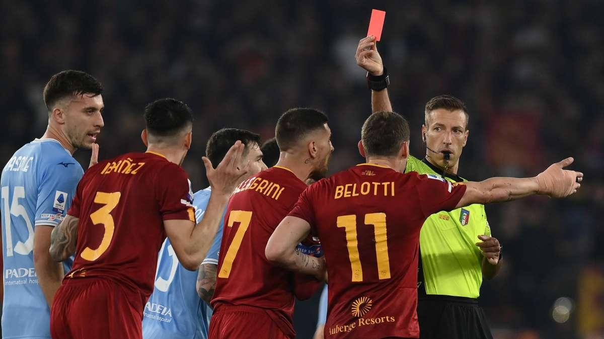 Lazio - Roma, si accendono gli animi: scoppia la rissa a bordo campo 