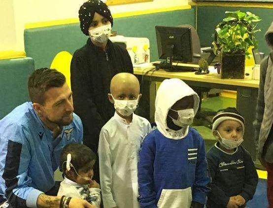 Lazio, Leone d'oro ad Acerbi: il centrale fa visita ai bambini malati di cancro - FT
