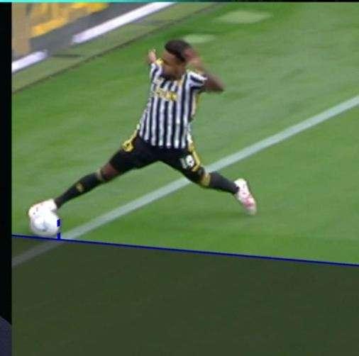 Juve - Lazio, pallone McKennie uscito? L’immagine a Dazn - FOTO