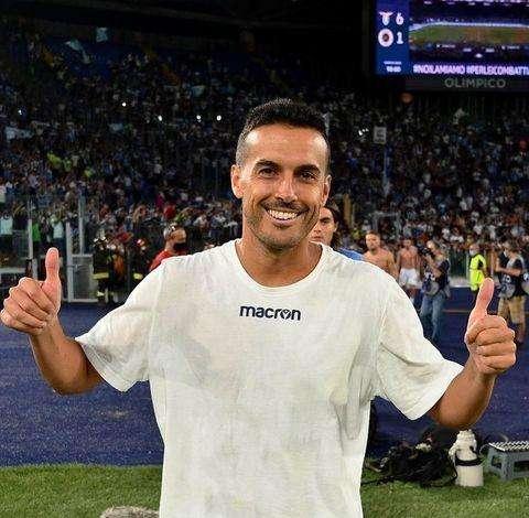 Lazio, la domanda social su Pedro scatena la reazione dei tifosi - FOTO