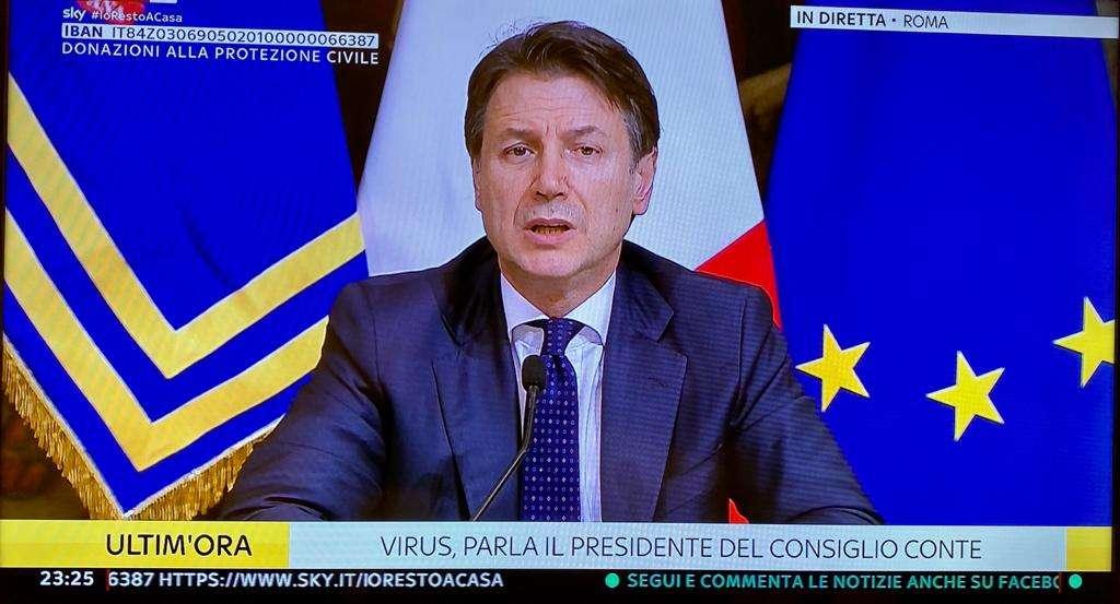 Coronavirus, Conte: "Chiuse le attività non essenziali. Uniti ce la faremo!"