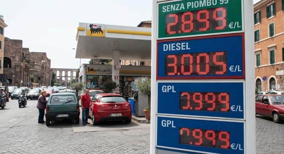 Carburanti, allarme Italia: il prezzo sta per schizzare alle stelle. E le pompe "fregano"...