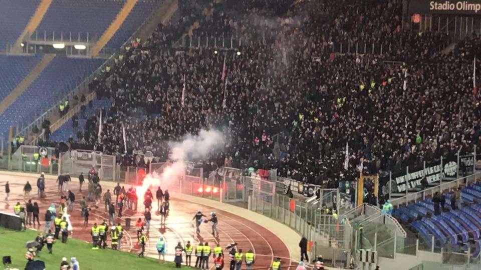 Lazio - Eintracht, tifosi tedeschi vergognosi: tentata invasione di campo e lancio di fumogeni - FT&VD