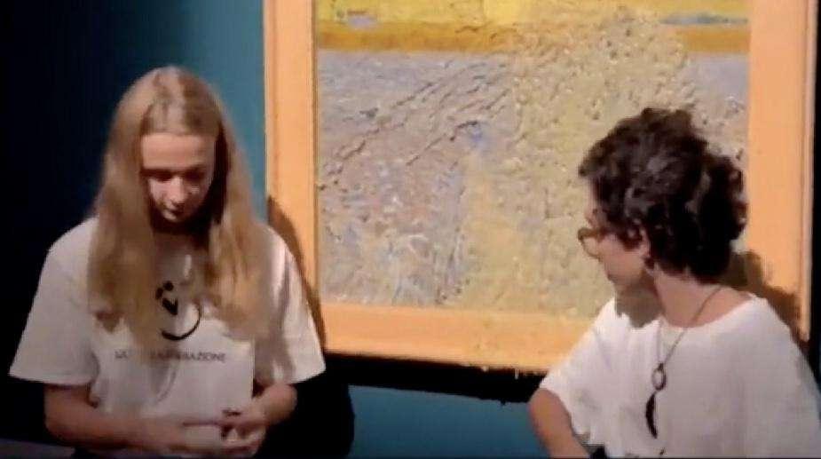 Roma, attivisti imbrattano "Il seminatore" di Van Gogh - VIDEO