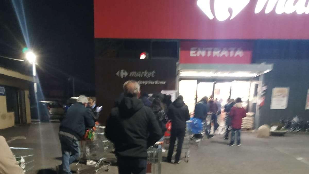 Coronavirus / Roma in zona rossa come il resto d'Italia: ai market iniziano le code