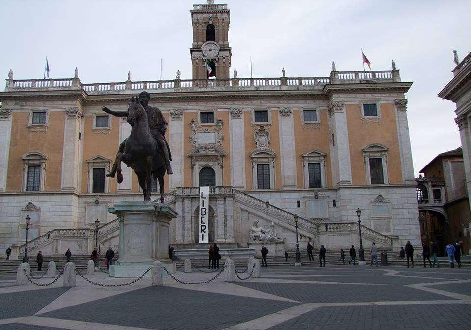 Varsavia, l'On.Cochi espone uno striscione in Campidoglio: "Liberi"