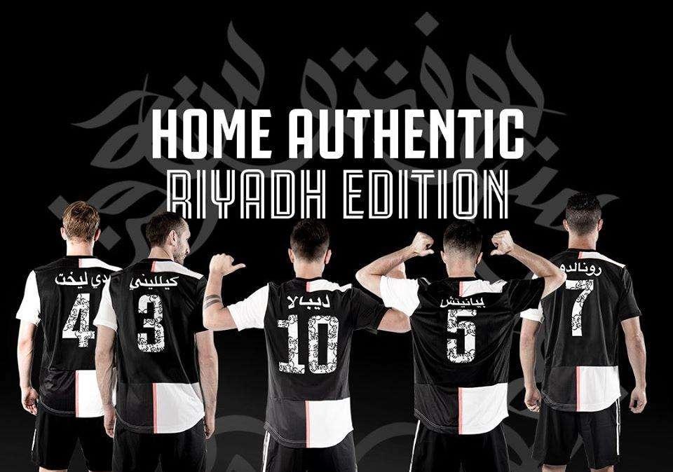 Juventus - Lazio, i bianconeri presentano la maglia della Supercoppa - FOTO
