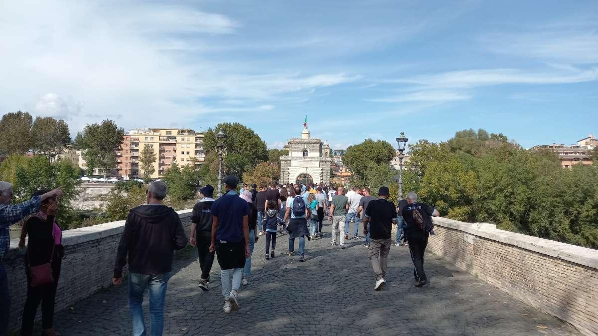 Lazio - Salernitana,  Ponte Milvio si riempie e si colora di biancoceleste