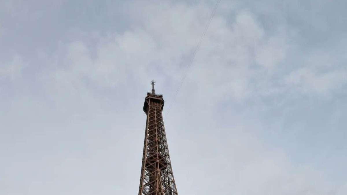 Olimpiadi 2024, terrore a Parigi! Un uomo si arrampica sulla Torre Eiffel - VIDEO