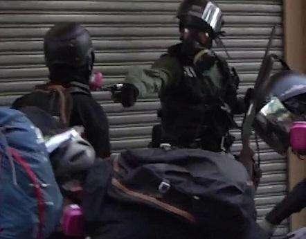 Politica / Hong Kong, la polizia spara: grave un attivista