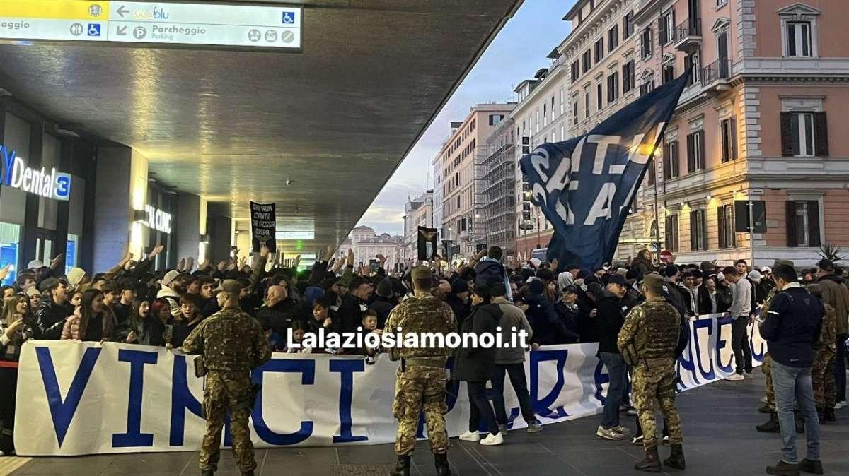 Lazio, la carica dei tifosi prima di Napoli: bagno di folla a Termini - FOTO e VIDEO