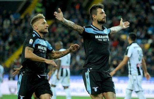 Lazio, Immobile scherza con Acerbi: "Il leone si è addormentato" - FOTO