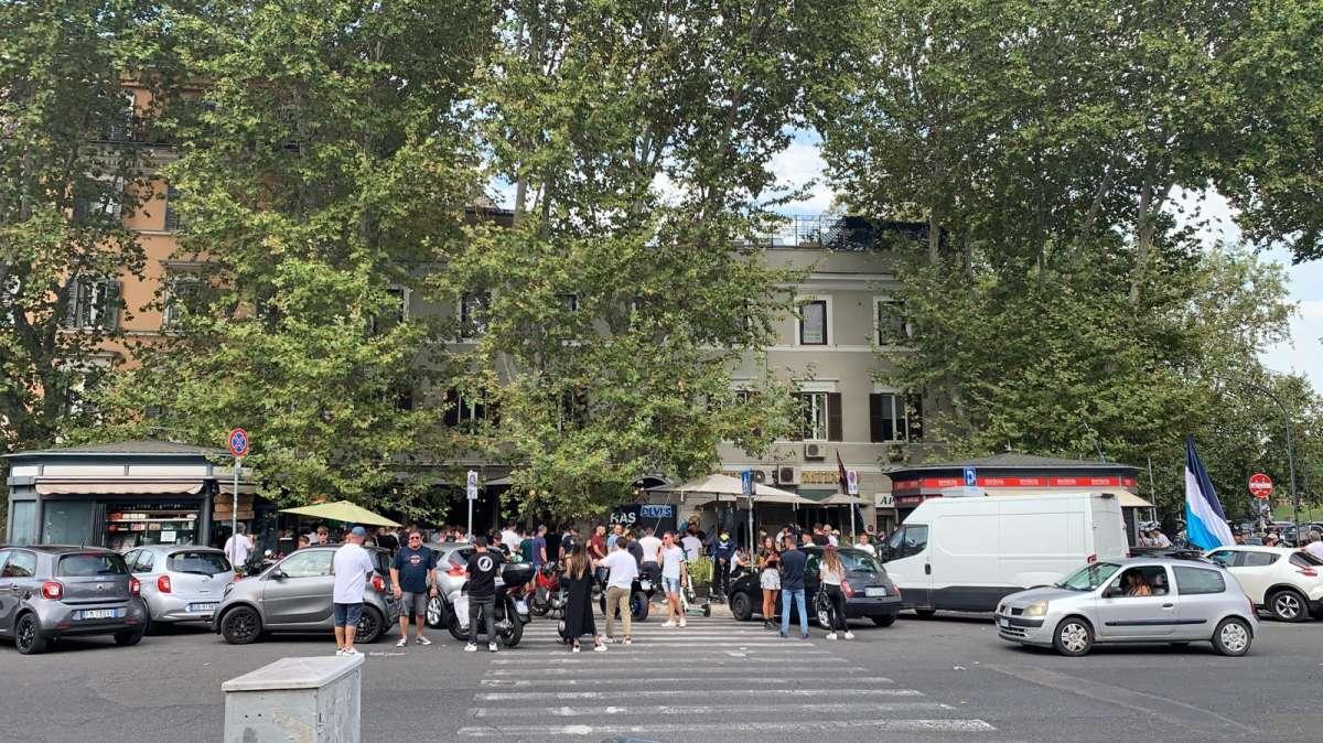 Lazio-Benevento, tifosi a Ponte Milvio per caricare la squadra - FOTO