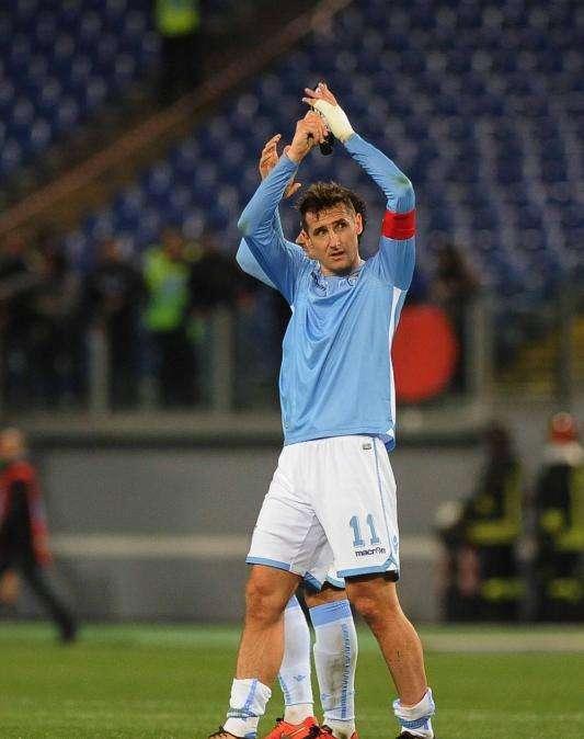 Il regalo d'addio di Klose: gol e vittoria nel derby 
