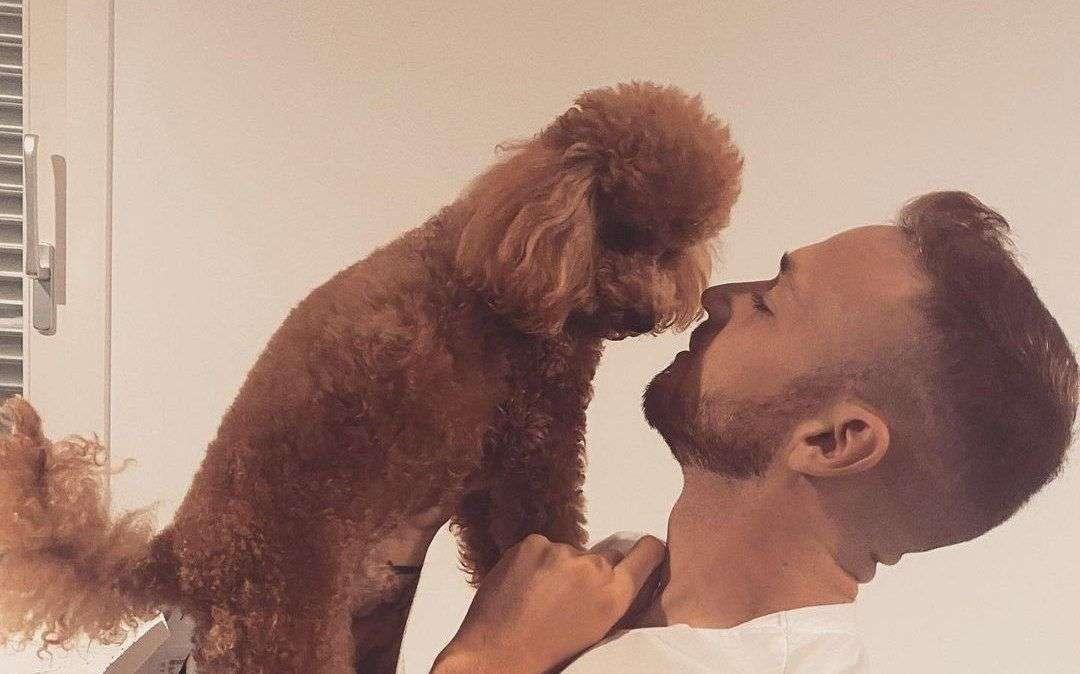 Lazzari, Diletta... e il cane: l'esterno della Lazio "paparazzato" con la mascotte di casa - FT