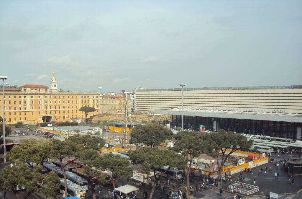 Cronaca di Roma | Scandalo a Termini: si abbassa i pantaloni e tenta di violentare commessa