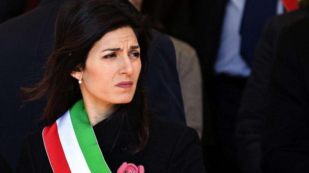 Roma, Raggi battuta sulla discarica: alcuni grillini votano con Pd e FdI 