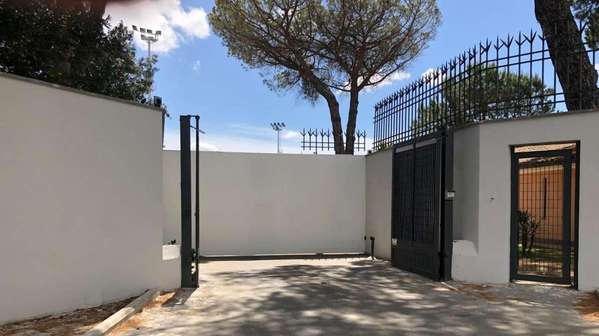 Lazio, non solo la Raggi: un ex biancoceleste assiste all'allenamento a Formello