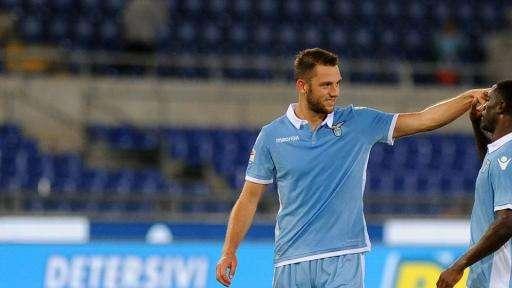 De Vrij, il rinnovo non è vicino. E in Premier League due club rimangono alla finestra...