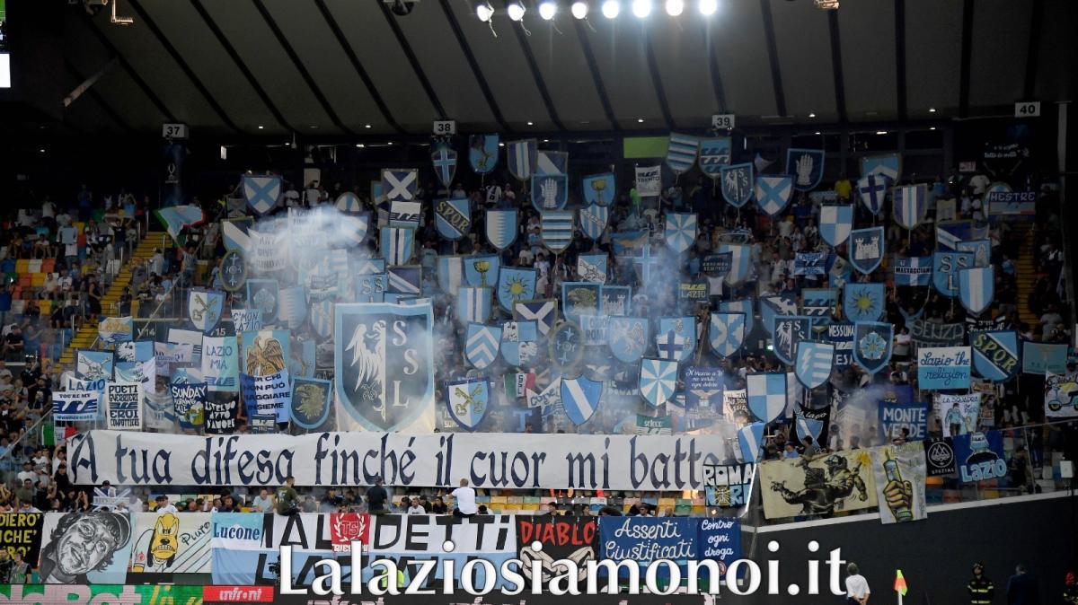 Udinese - Lazio, lo spettacolo dei tifosi biancocelesti: "A tua difesa..." - FT